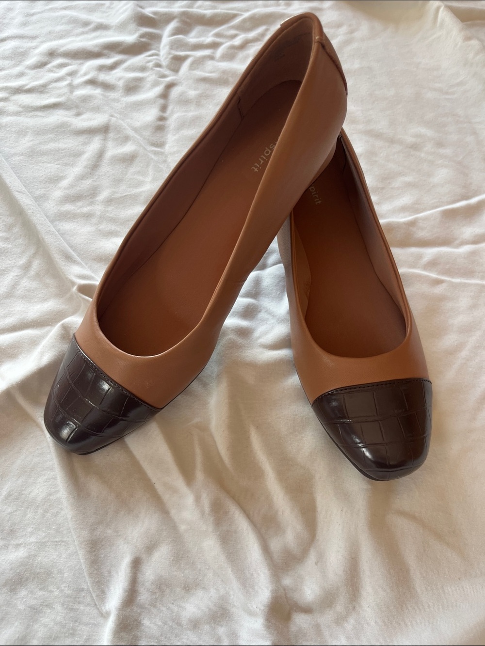 Easy Spirit Two-Tone Tan and Dark Brown Cap-Toe Ballet Flats
